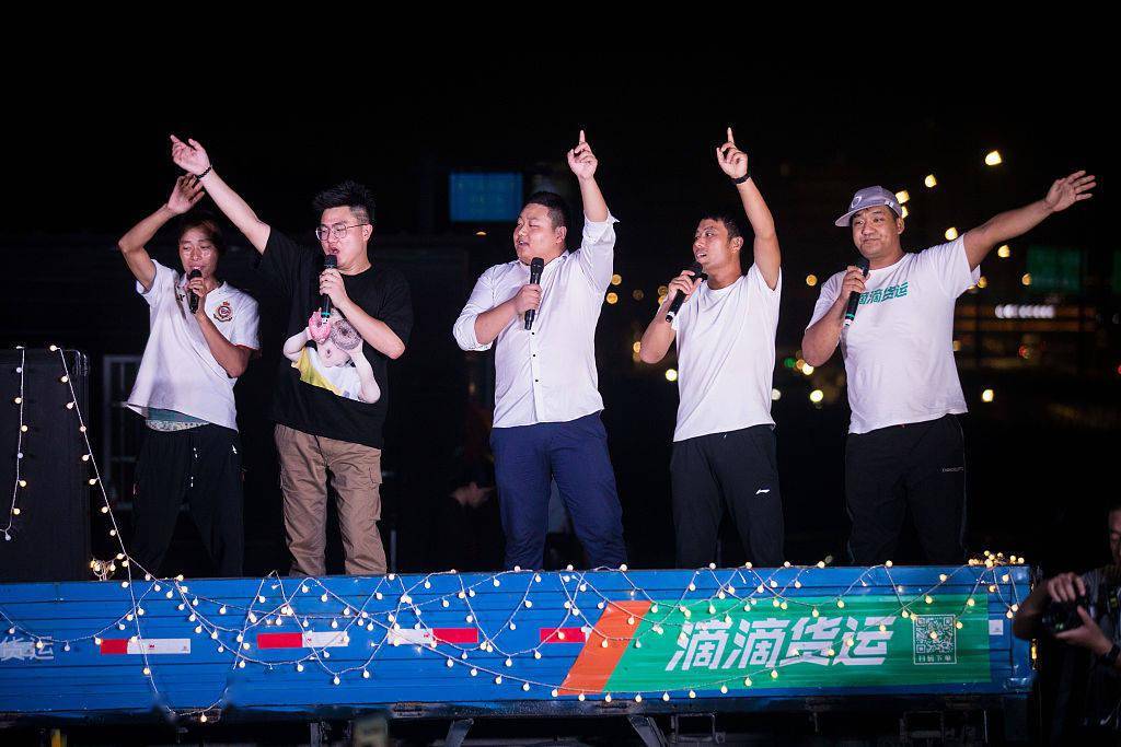 上海青年志愿者进社区开展“我来教您用手机”志愿服务活动