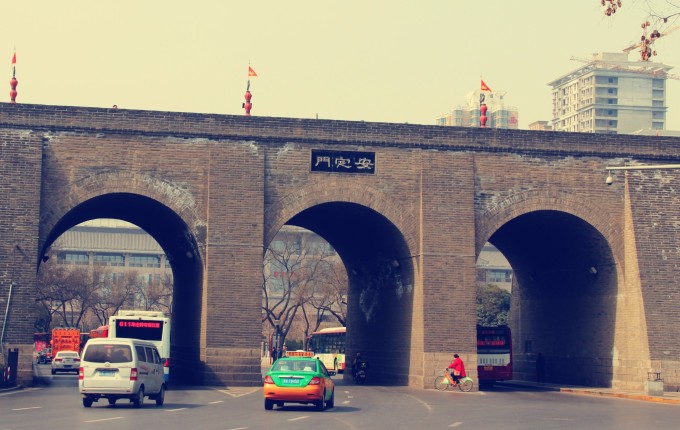 郁江铁桥的守护者：“老陈”与“小陈”的春运故事